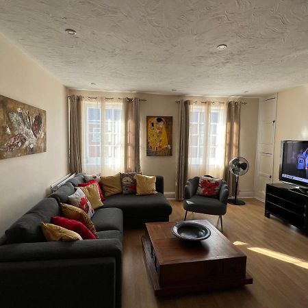 Stay In Yeovil Town Centre, Large 2 Bd Apt With Parking, Sleeps 4 Kültér fotó