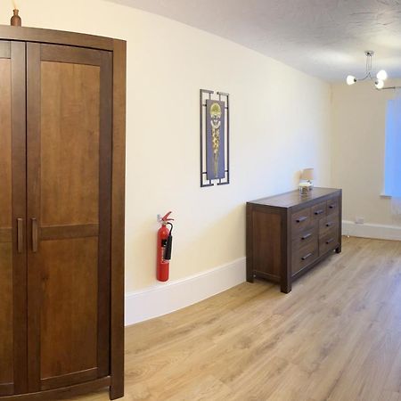 Stay In Yeovil Town Centre, Large 2 Bd Apt With Parking, Sleeps 4 Kültér fotó