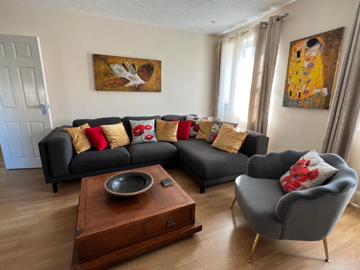 Stay In Yeovil Town Centre, Large 2 Bd Apt With Parking, Sleeps 4 Kültér fotó