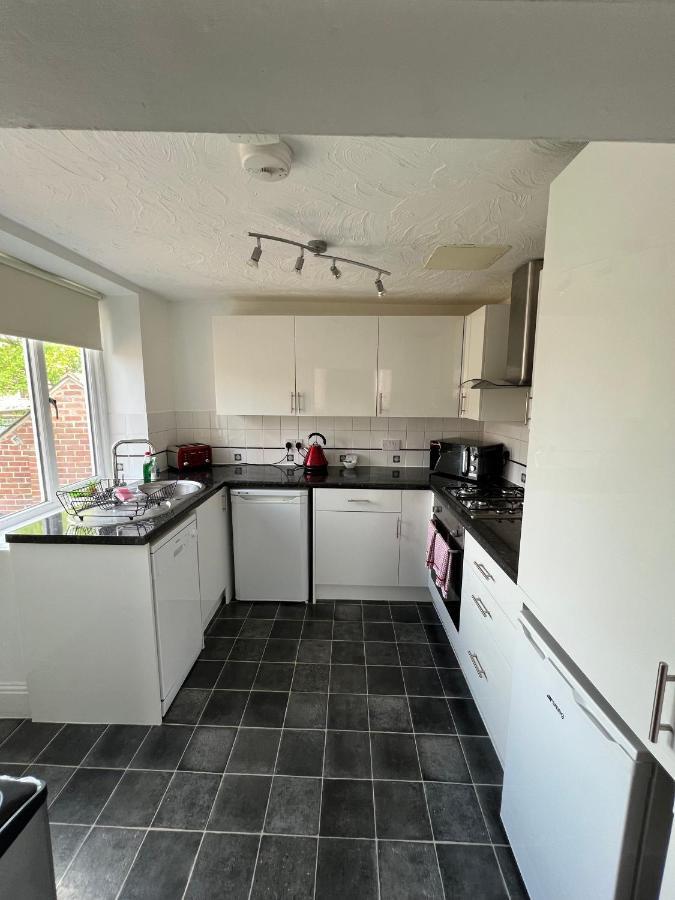 Stay In Yeovil Town Centre, Large 2 Bd Apt With Parking, Sleeps 4 Kültér fotó