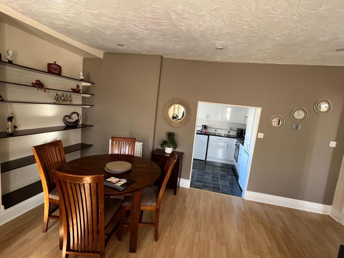 Stay In Yeovil Town Centre, Large 2 Bd Apt With Parking, Sleeps 4 Kültér fotó