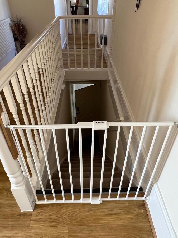 Stay In Yeovil Town Centre, Large 2 Bd Apt With Parking, Sleeps 4 Kültér fotó