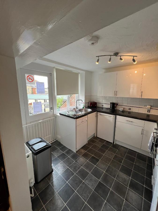 Stay In Yeovil Town Centre, Large 2 Bd Apt With Parking, Sleeps 4 Kültér fotó