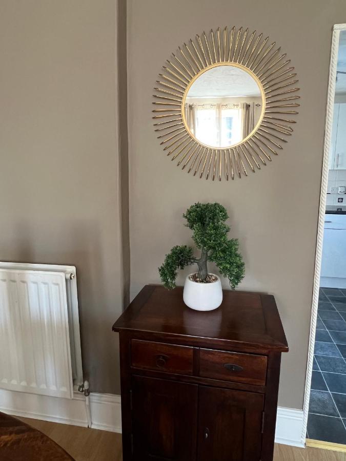 Stay In Yeovil Town Centre, Large 2 Bd Apt With Parking, Sleeps 4 Kültér fotó