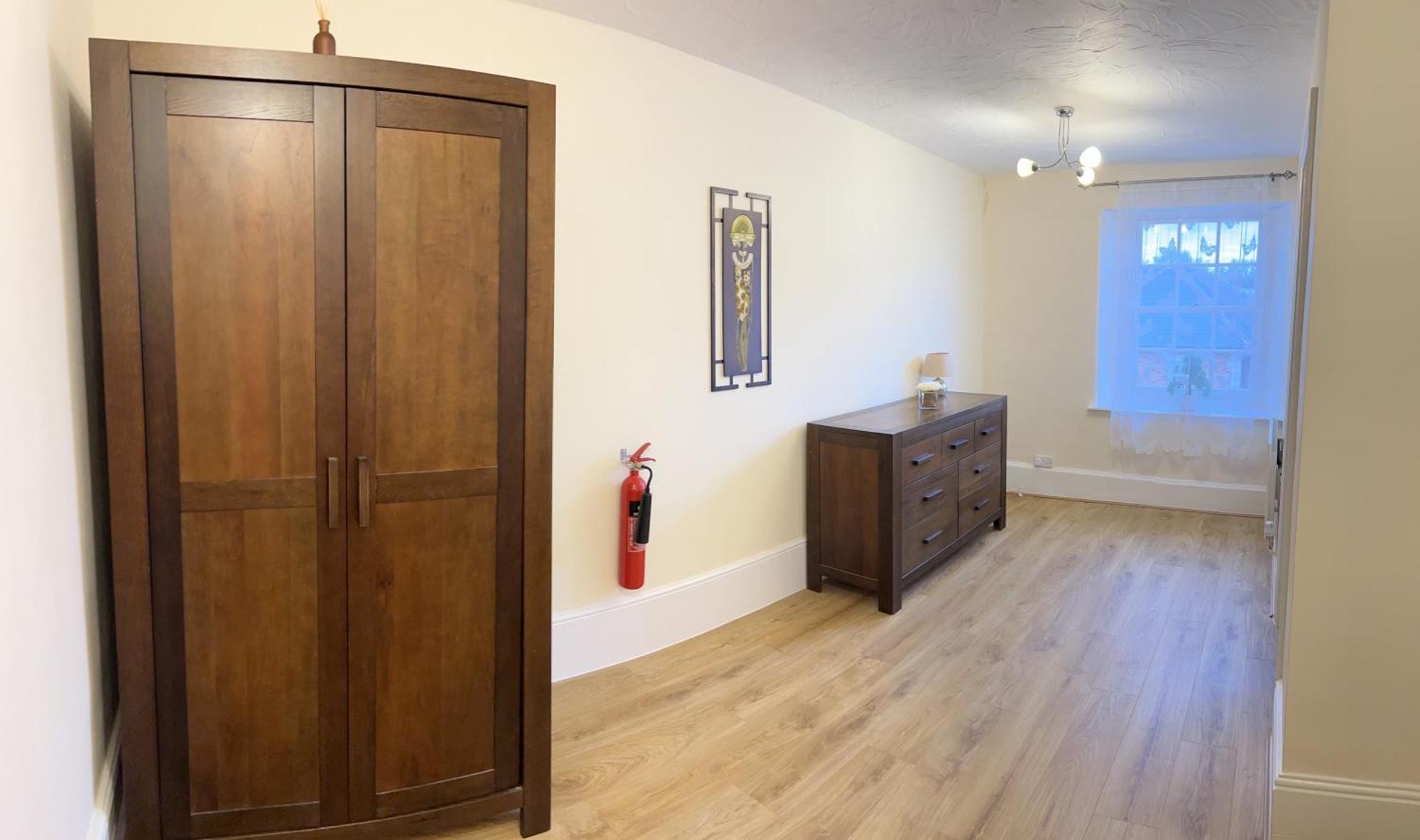 Stay In Yeovil Town Centre, Large 2 Bd Apt With Parking, Sleeps 4 Kültér fotó