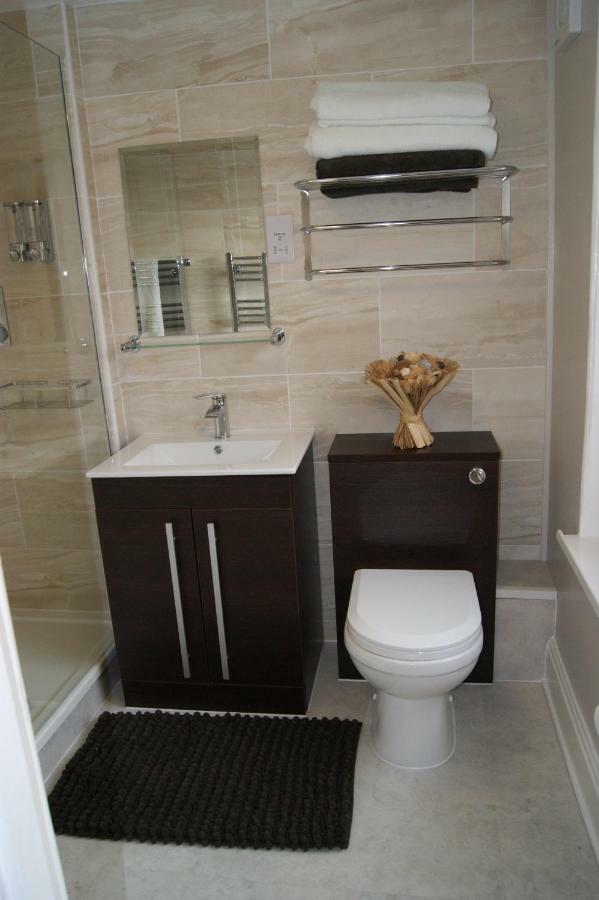Stay In Yeovil Town Centre, Large 2 Bd Apt With Parking, Sleeps 4 Kültér fotó