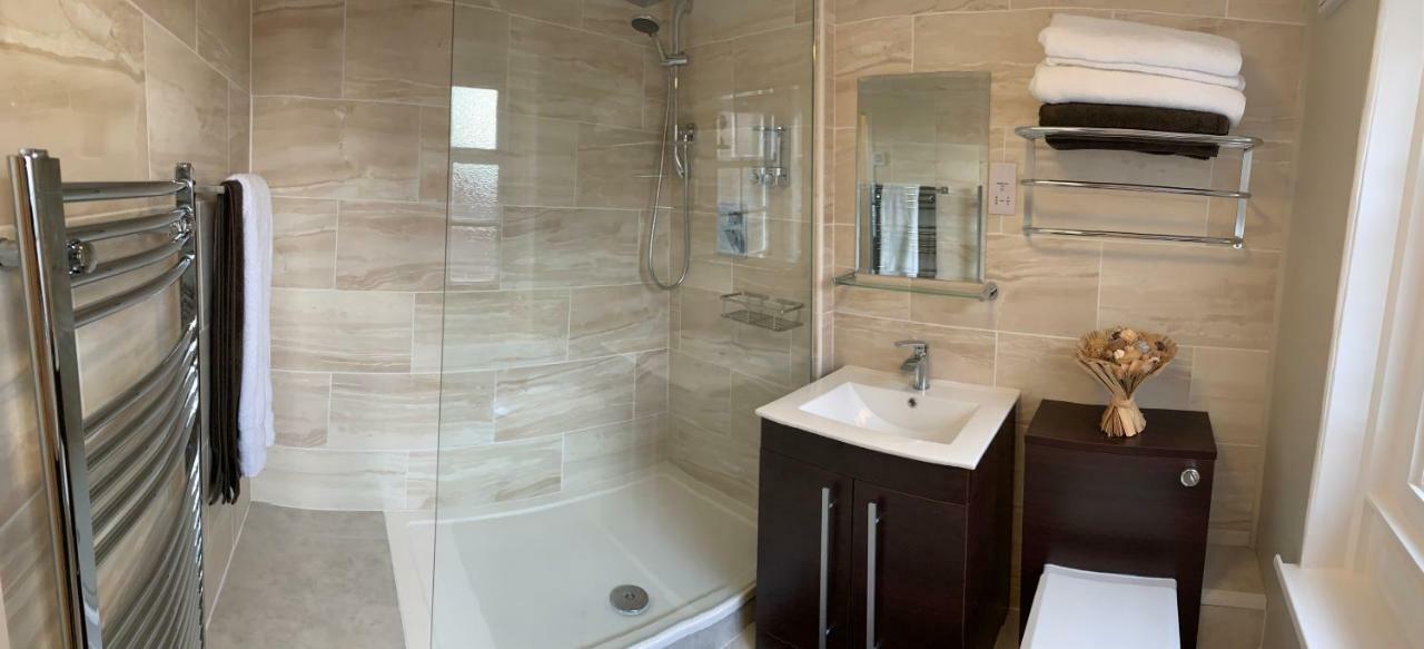 Stay In Yeovil Town Centre, Large 2 Bd Apt With Parking, Sleeps 4 Kültér fotó