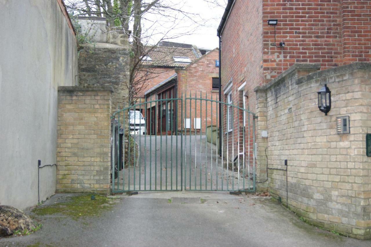 Stay In Yeovil Town Centre, Large 2 Bd Apt With Parking, Sleeps 4 Kültér fotó